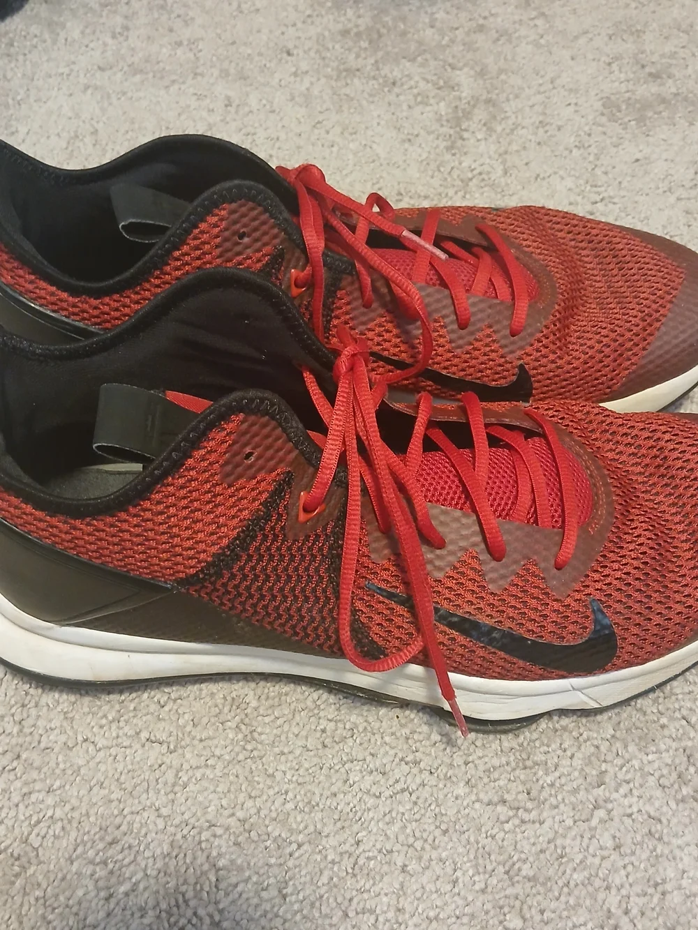 Nike LeBron Witness 4 basketball Red and Black Lightweight Sz 15 Running Shoes